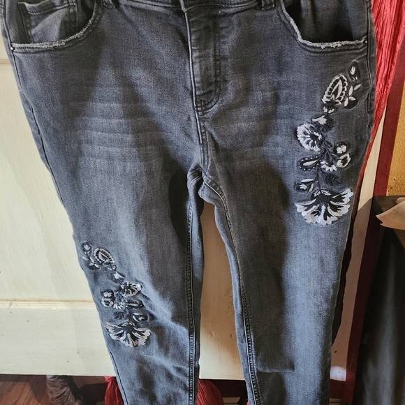 DC Jeans Slightly Curvy Gray Embroidered Floral Skinny Denim Size 16P Y2K - Picture 1 of 7